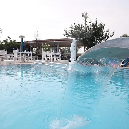 Mavi Restaurant & 1 شقة *